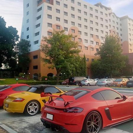 The Heritage Chiang Rai Hotel And Convention Exterior foto Porsche Cayman GT4 (rear)