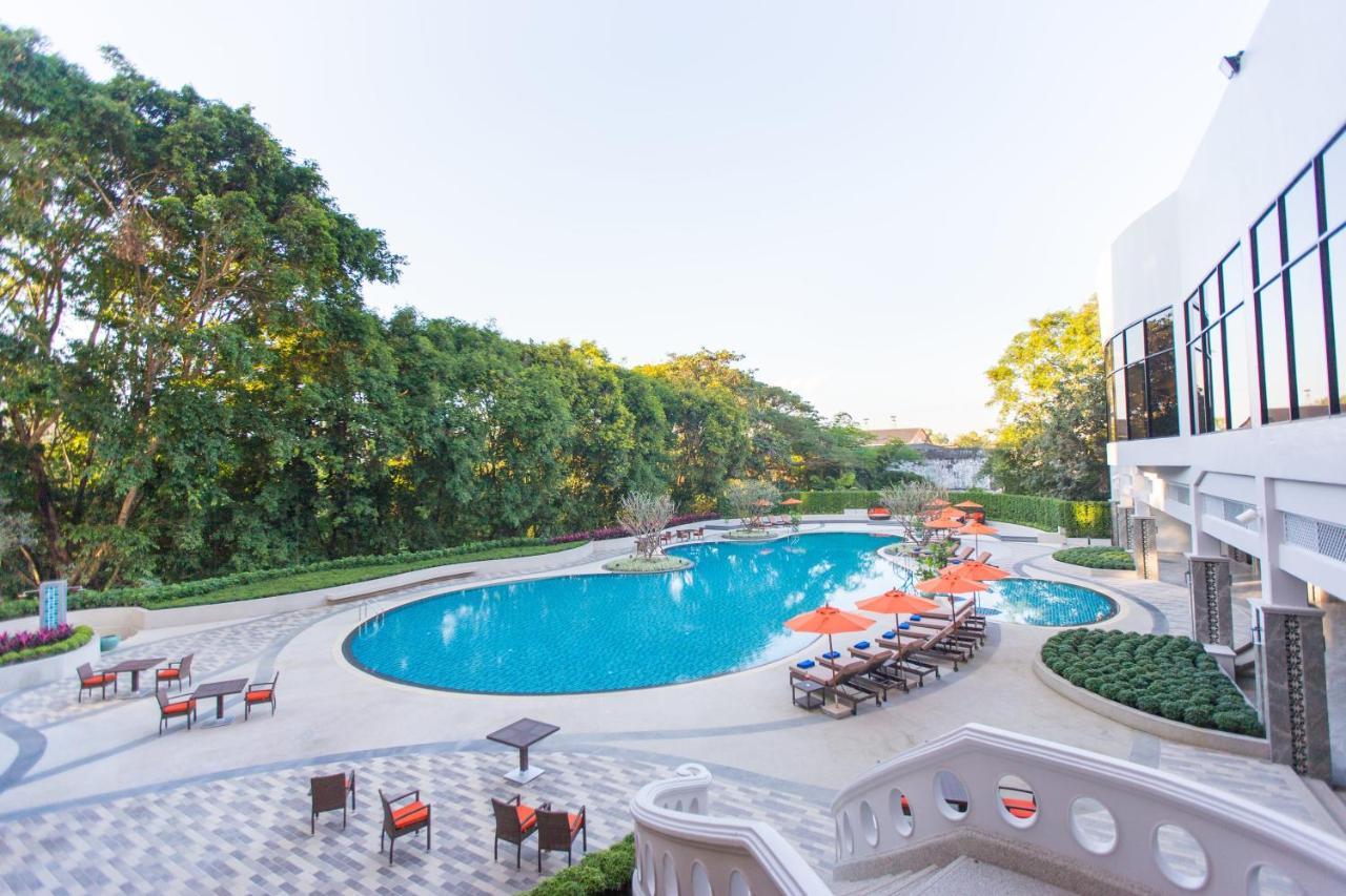 The Heritage Chiang Rai Hotel And Convention Exterior foto The swimming pool at the hotel