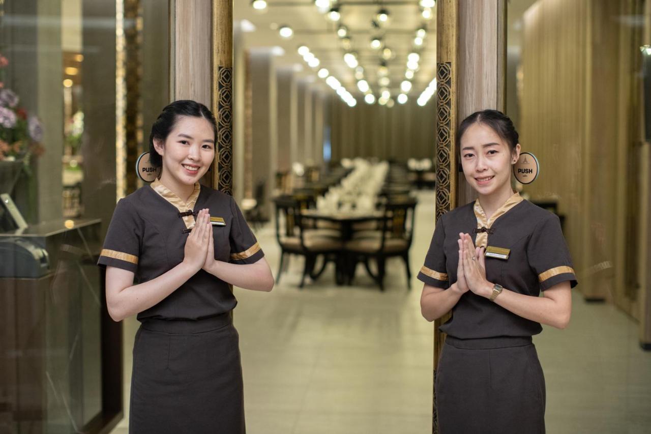 The Heritage Chiang Rai Hotel And Convention Exterior foto Thai women greeting with the wai