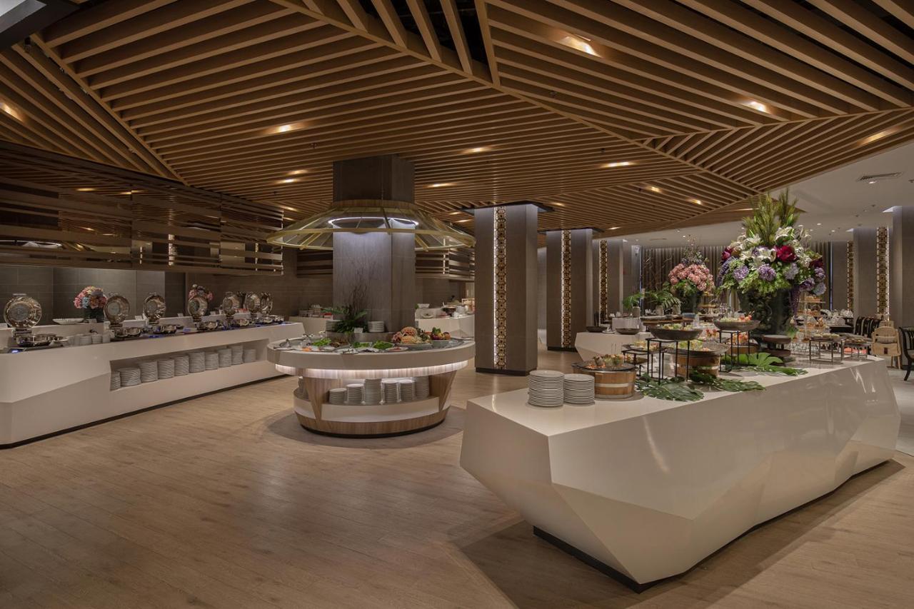 The Heritage Chiang Rai Hotel And Convention Exterior foto The buffet at the lounge