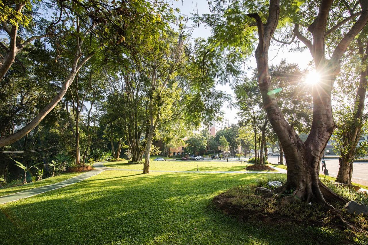 The Heritage Chiang Rai Hotel And Convention Exterior foto The park in 2014