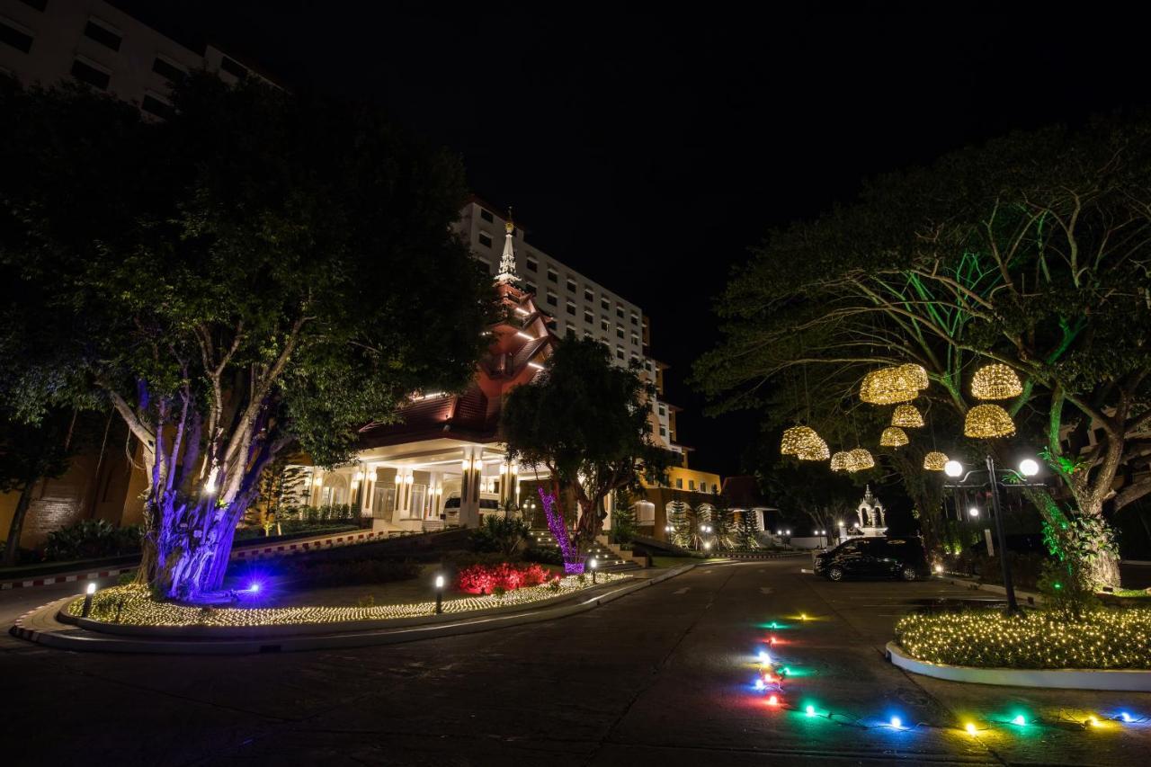 The Heritage Chiang Rai Hotel And Convention Exterior foto The hotel at night