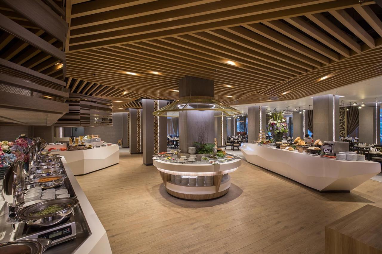 The Heritage Chiang Rai Hotel And Convention Exterior foto The buffet at the 360° restaurant
