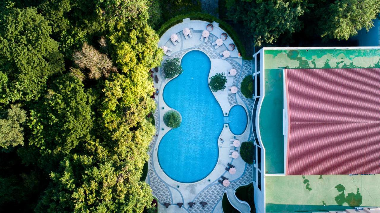 The Heritage Chiang Rai Hotel And Convention Exterior foto Aerial view of the swimming pool