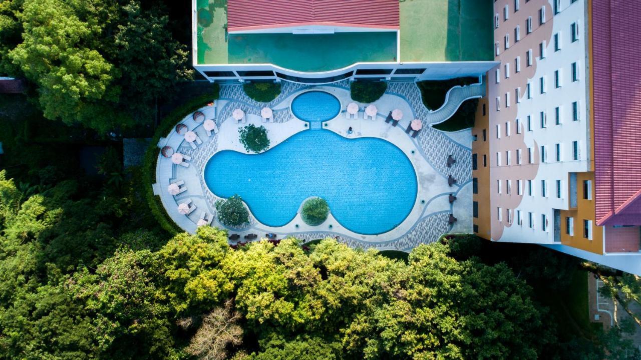 The Heritage Chiang Rai Hotel And Convention Exterior foto Aerial view of the swimming pool